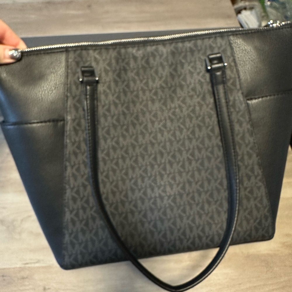 Black Michael Kors Jet‎ Set Tote - Picture 6 of 9